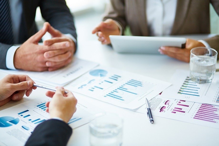 Equipo revisando trazabilidad y control de reactivos